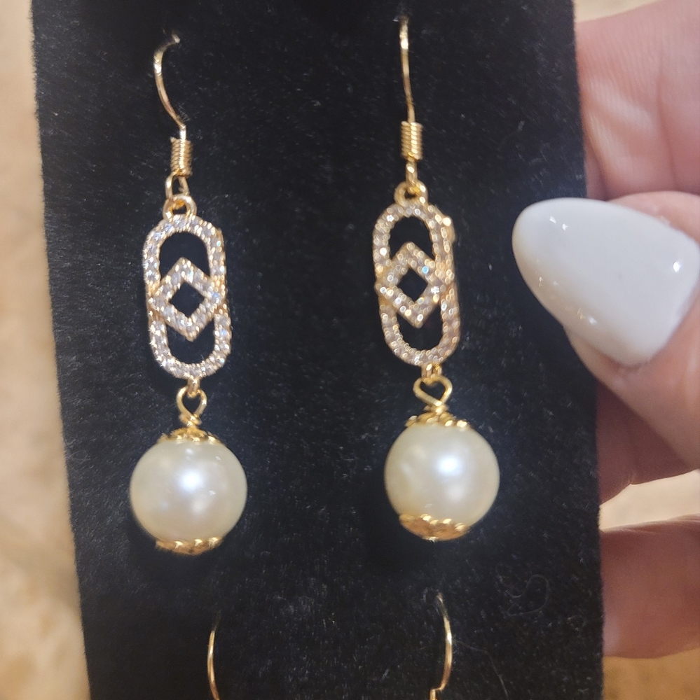 Pearl earrings with crystals